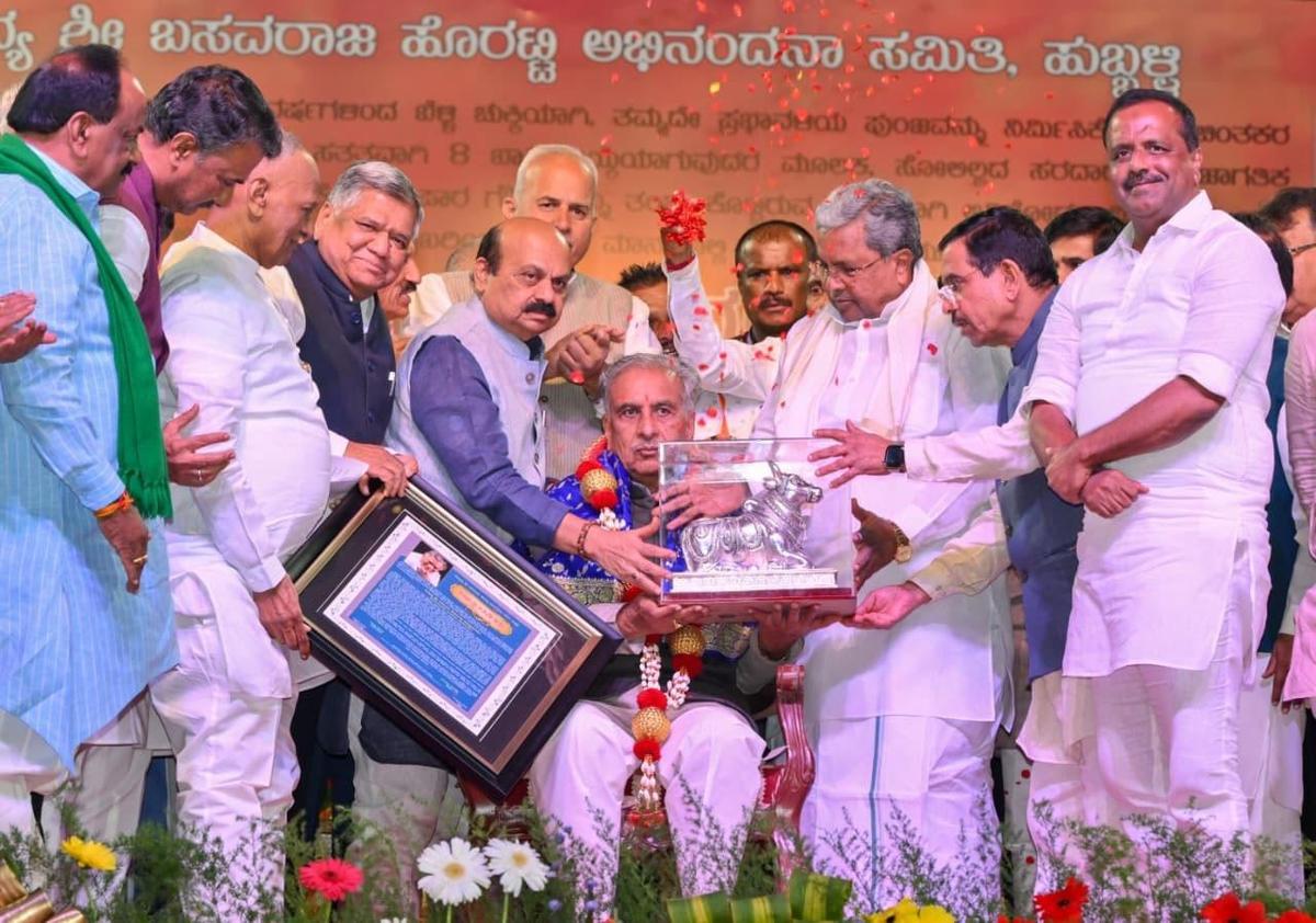 CM, leaders all praise for Horatti, Chairman of Council felicitated for completing  45 years as MLC - The Hindu