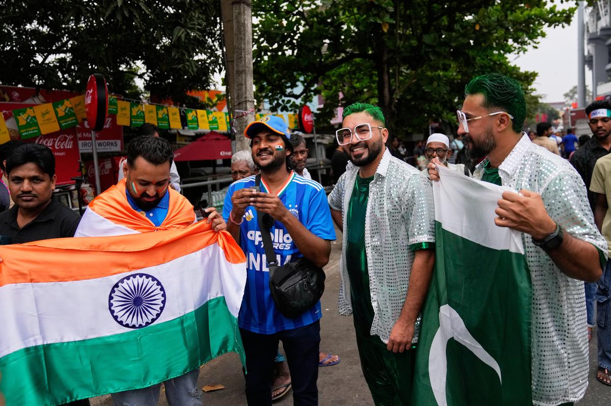 Mentre l'India ha affrontato il Pakistan nella Coppa del Mondo ICC T20 il 15 febbraio (domenica) a Colombo, nello Sri Lanka, i fan di entrambi i paesi hanno condiviso momenti spensierati.