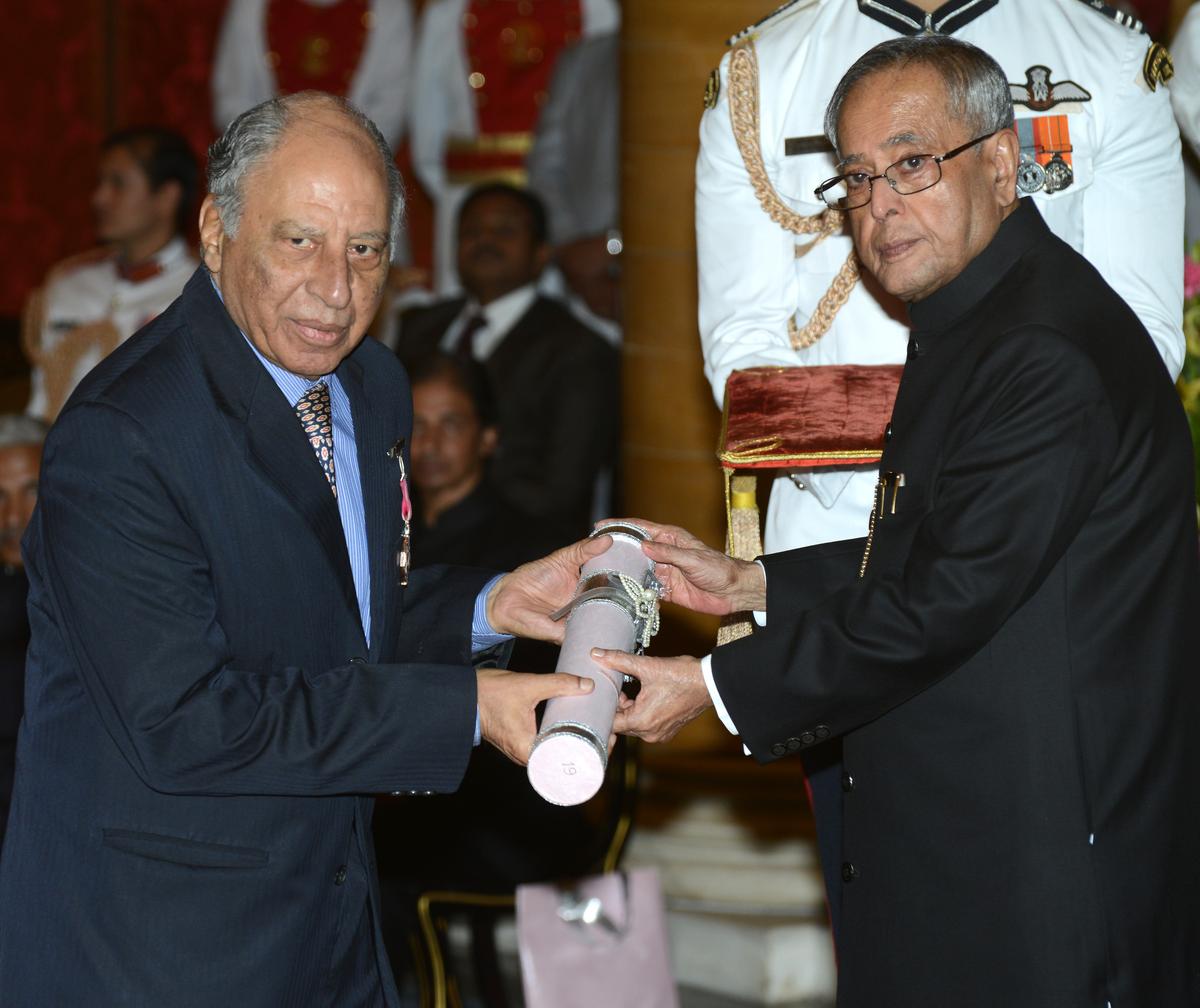 Keki N. Daruwalla receives the Padma Shri, the fourth highest civilian award in India, from President Pranab Mukherjee in 2014.