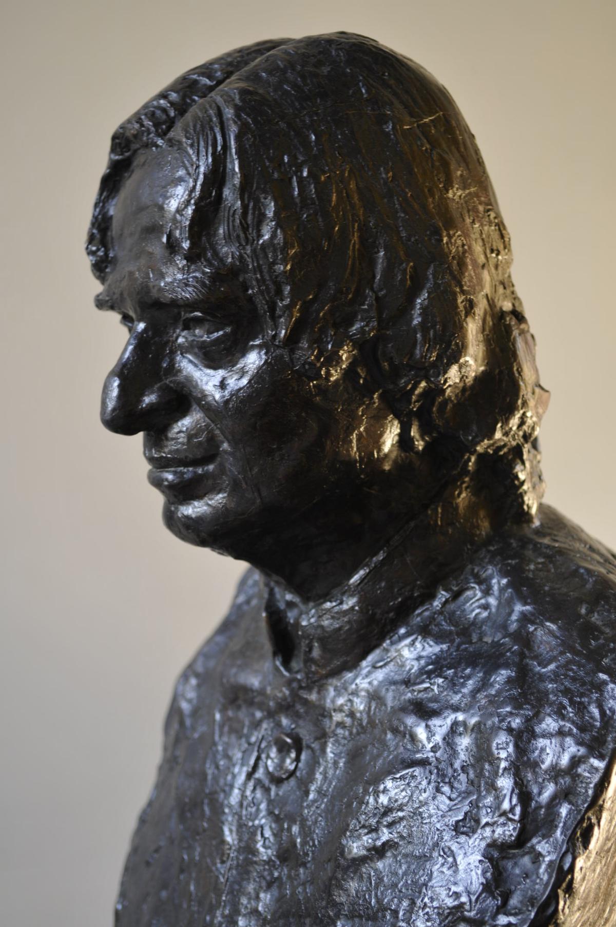 Sculptor KS Radhakrishnan and his bust of former President APJ Abdul Kalam