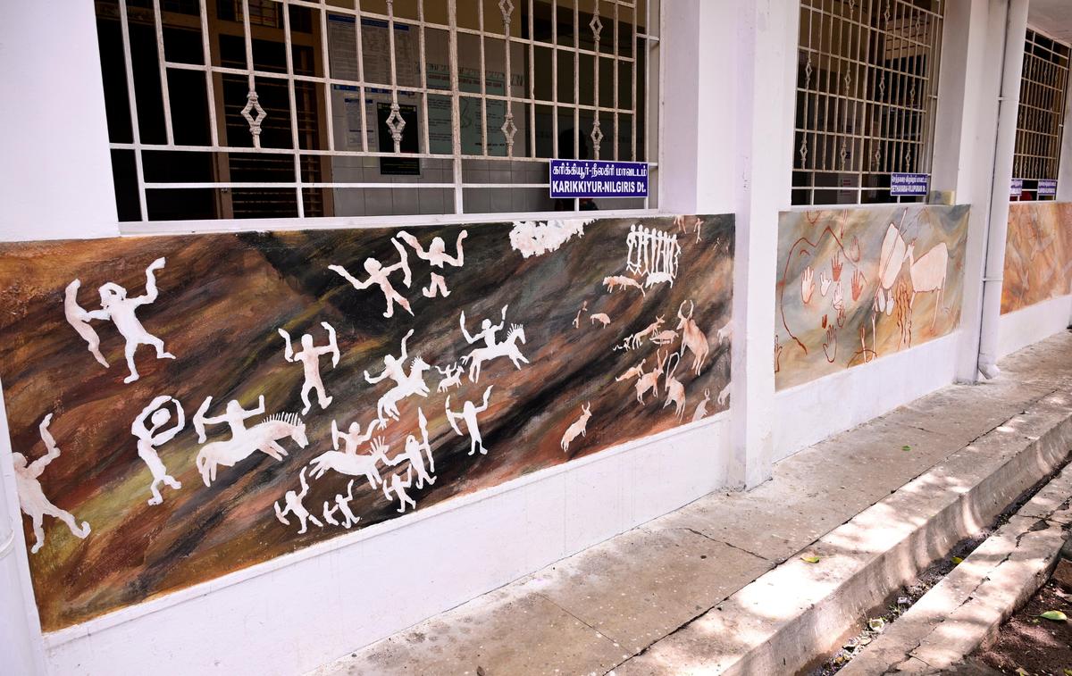 Nástěnné malby na vnitřních stěnách Institutu duševního zdraví v Theni.