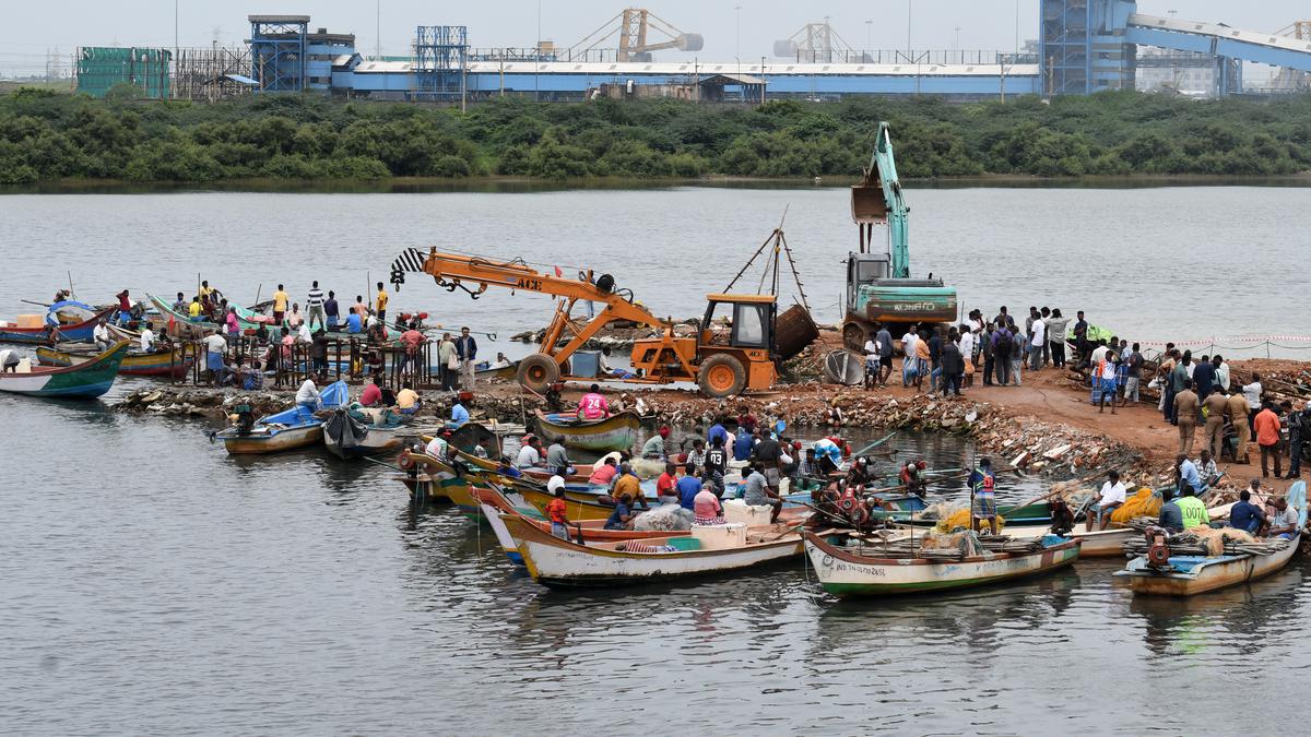 Fishermen protest against building of transmission towers in Ennore Creek