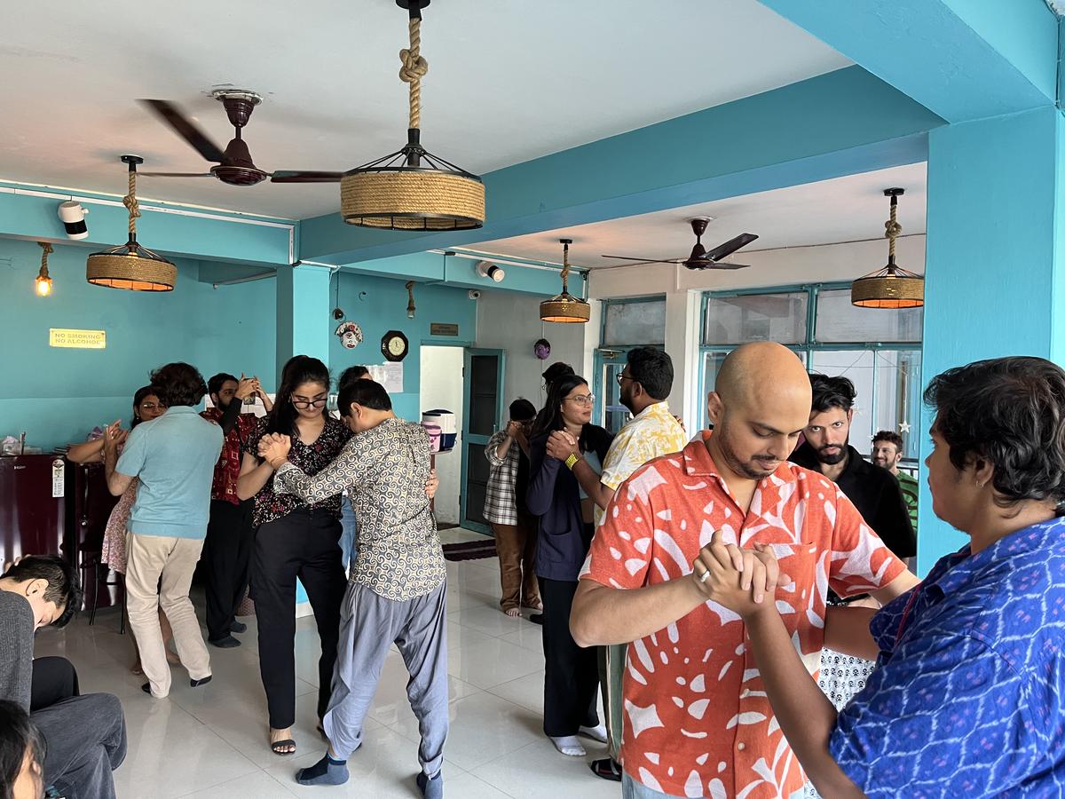 अल्बेला में एक नृत्य वर्ग चल रहा है अल्बेला में एक नृत्य वर्ग चल रहा है