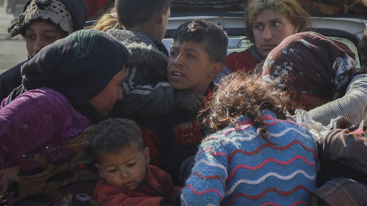 Thousands flee as Syrian rebels push on towards Homs