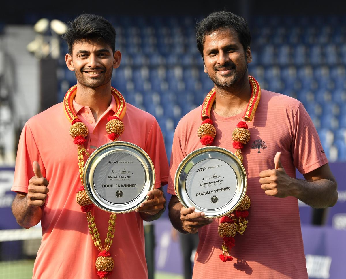 Los indios Niki Poonacha y Saketh Myneni después de ganar el título de dobles en el torneo Karnataka Open ATP Challenger en el SM Krishna Tennis Stadium en Bengaluru, el 16 de mayo de 2026.