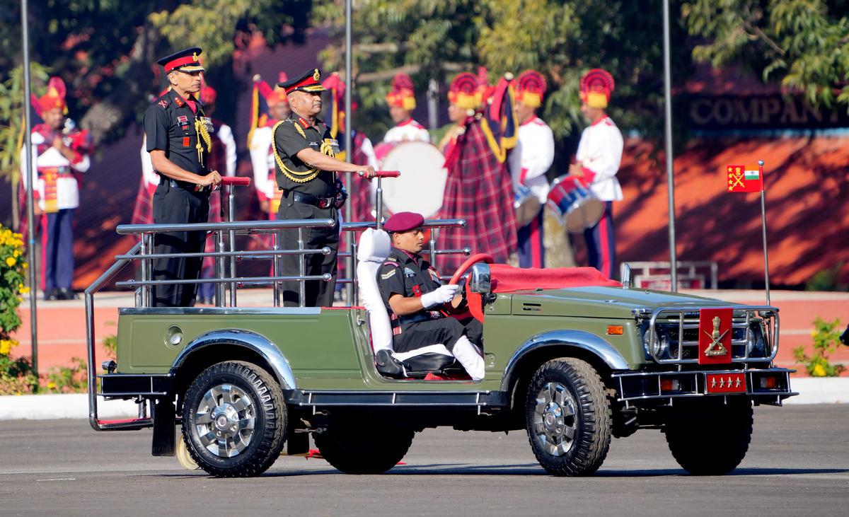 15 जनवरी, 2023 को बेंगलुरु के गोविंद स्वामी परेड ग्राउंड में 75वें सेना दिवस समारोह के दौरान सेना प्रमुख जनरल मनोज पांडे। 15 जनवरी, 2023 को बेंगलुरु के गोविंद स्वामी परेड ग्राउंड में 75वें सेना दिवस समारोह के दौरान सेना प्रमुख जनरल मनोज पांडे।