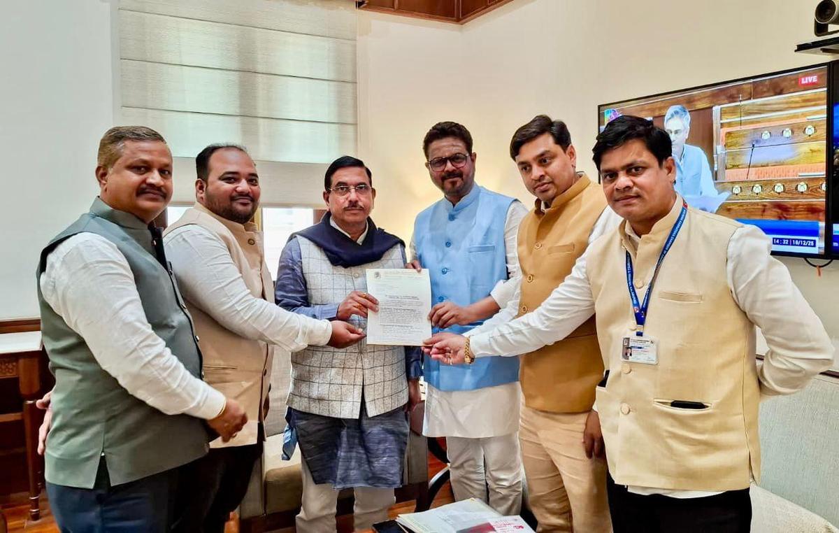 The delegation of the Kalyana Karnataka Chamber of Commerce & Industry met Union Minister for Consumer Affairs, Food and Public Distribution Pralhad Joshi in New Delhi on Thursday.