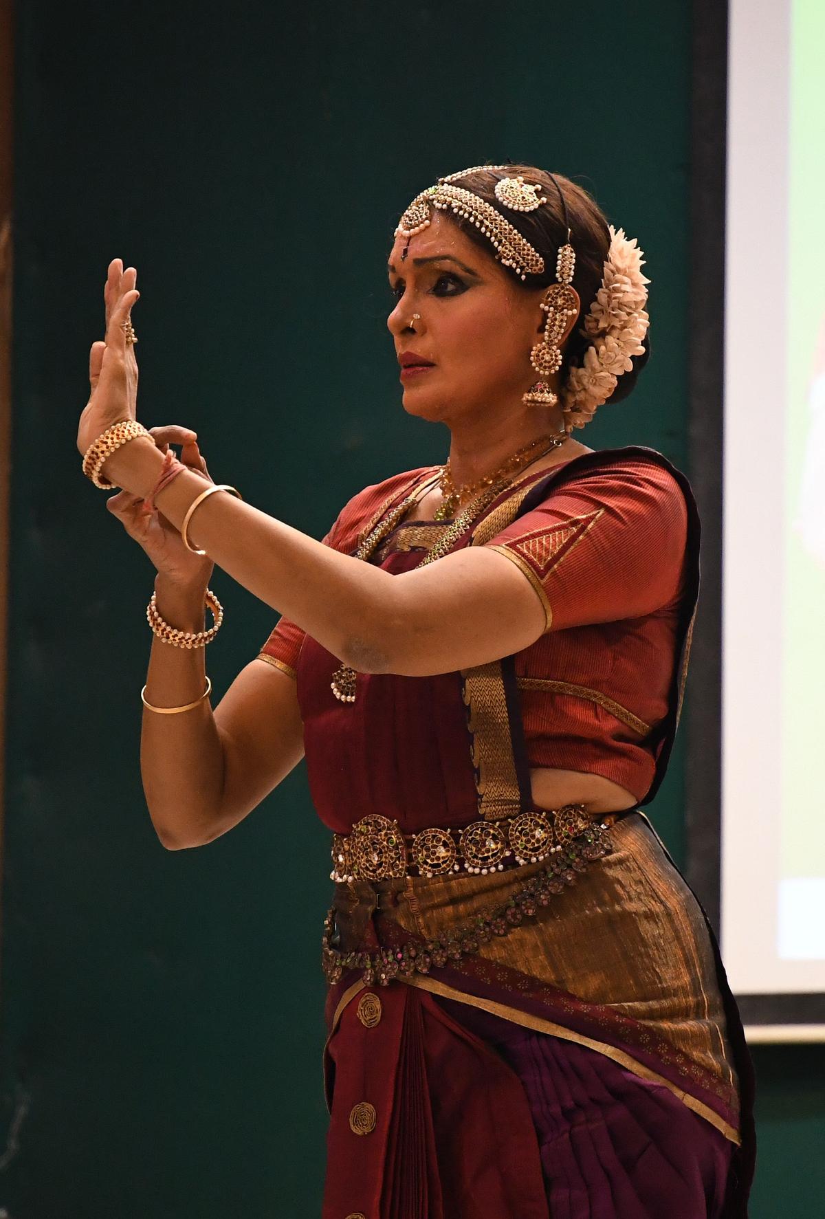 Wudarsini GovindaはAbkhineiの教育学を開発しました Wudarsini GovindaはAbkhineiの教育学を開発しました