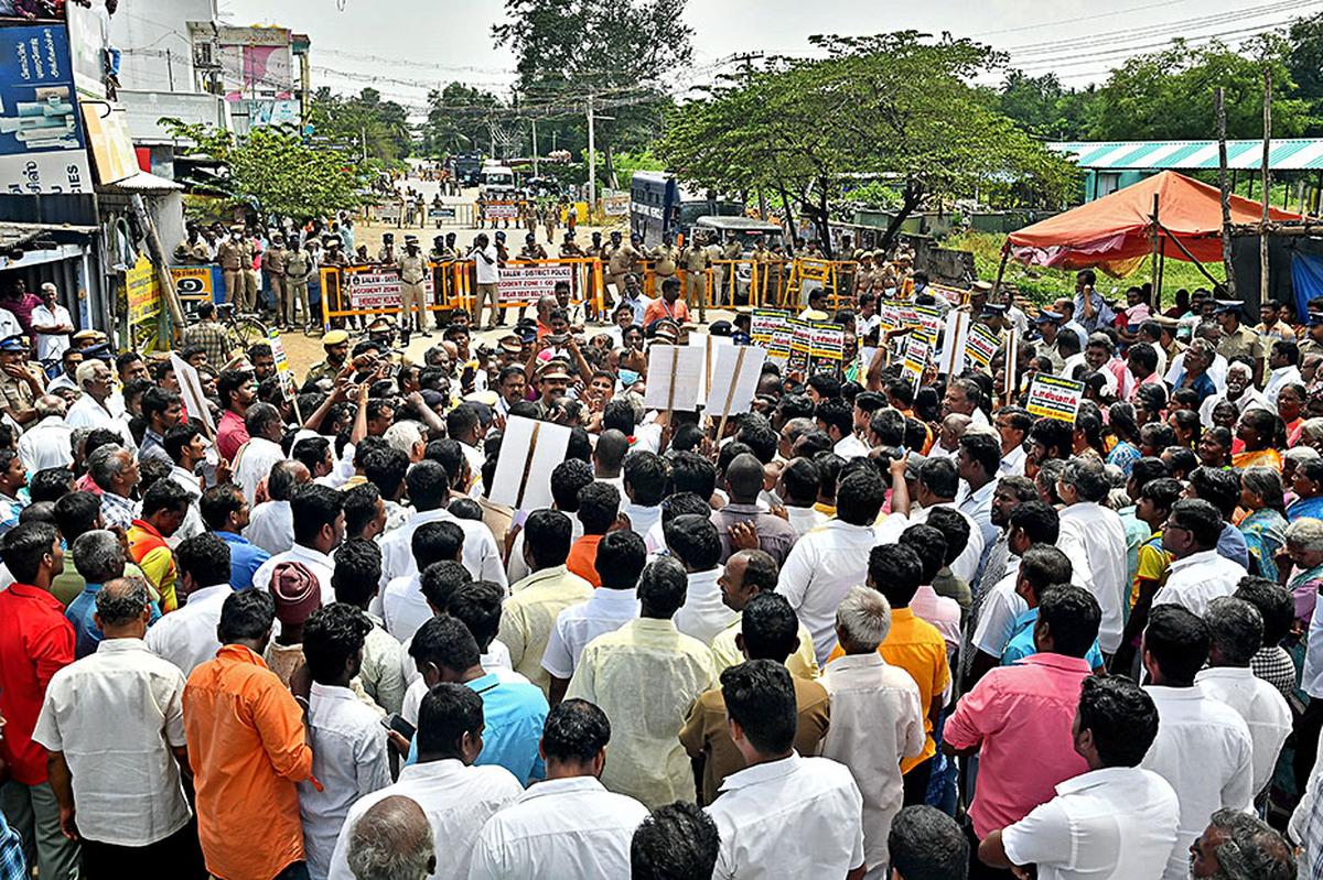 MLA in Salem leads protest against Tasmac outlet, urges authorities to close it