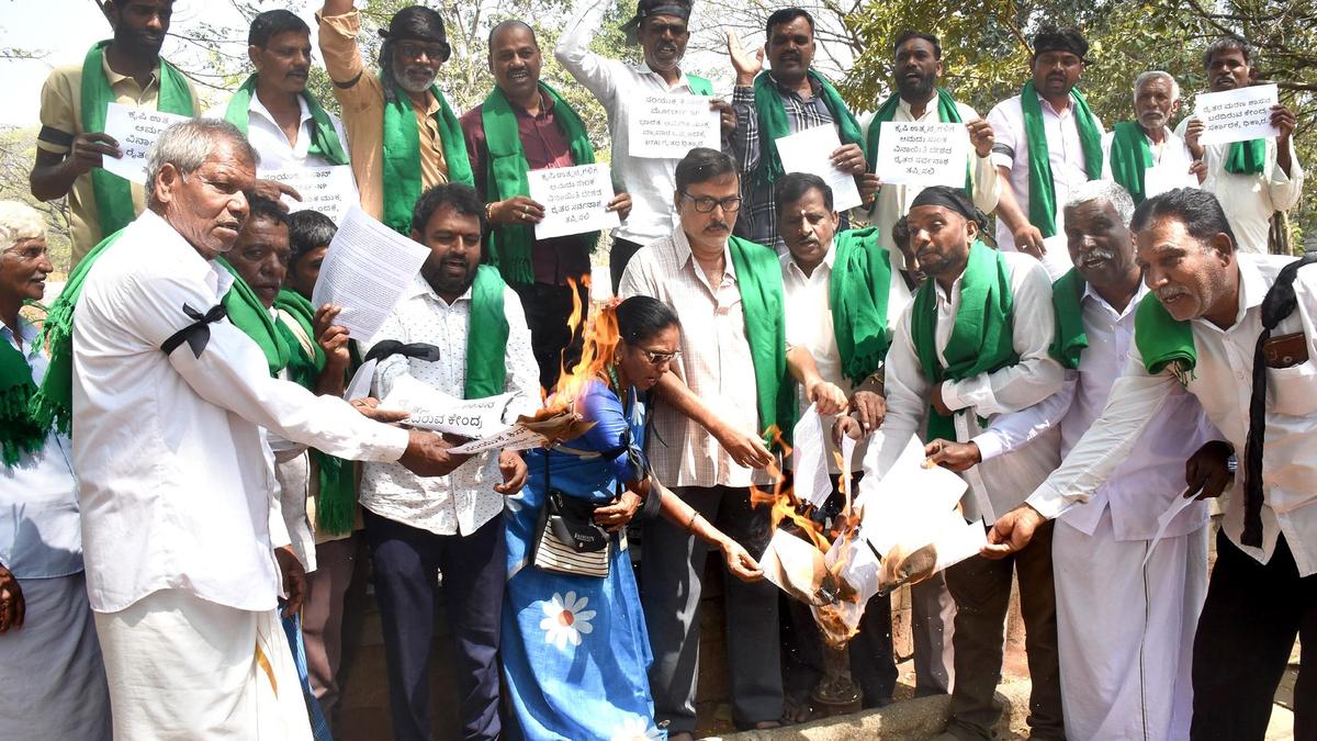 Farmers express anger against Indo-US trade deal by burning its draft copies in Mysuru