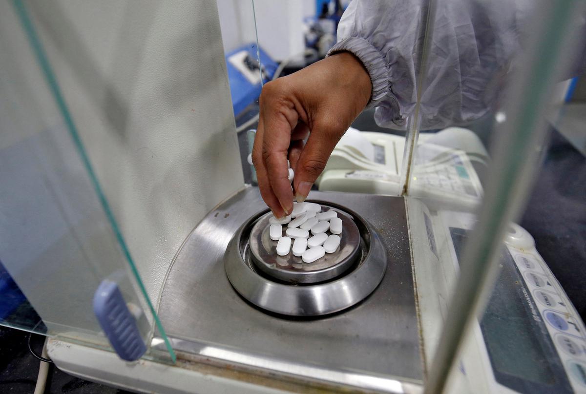 Un pharmacien vérifie le poids des comprimés de paracétamol dans un laboratoire d'une société pharmaceutique à la périphérie d'Ahmedabad, le 4 mars 2020.