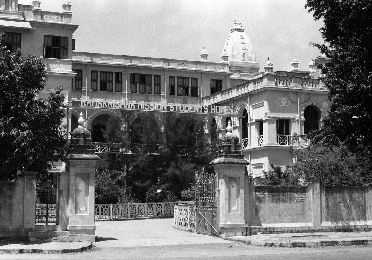 Uma das instituições proeminentes que recebeu imensamente apoio do teatro Tamil foi a Casa de Estudantes da Missão Ramakrishna em Mylapore - graças aos esforços de C. Ramanujachariar. Uma das instituições proeminentes que recebeu imensamente apoio do teatro Tamil foi a Casa de Estudantes da Missão Ramakrishna em Mylapore - graças aos esforços de C. Ramanujachariar.