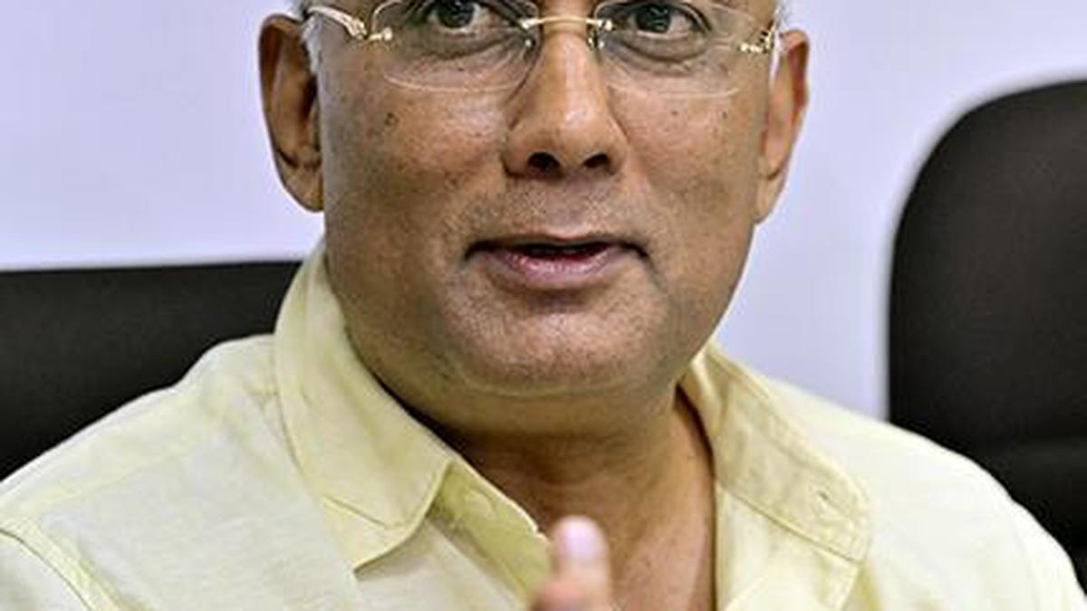 Dinesh Gundu Rao condemns removal of ‘janivara’ of students at CET centre