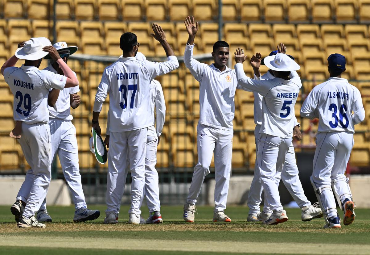 Yashovardhan Parantap de Karnatakaは、2025年1月25日にベンガルールのMinnaswamy StadiumでのRanji Trophy MatchでパンジャブのRamandeep Singhの郵便療法を受けた後、チームメンバーに迎えられました。