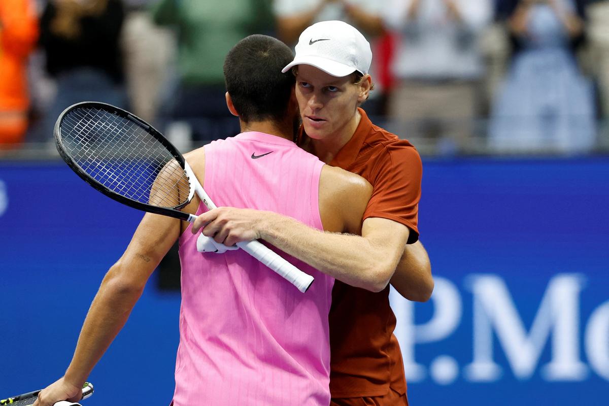 O Centro Nacional de Tênis da USTA Billy Jean King, em Nova York, abraça Alkaraj (rosa) Sinar em uma única final do campeonato do US Open.