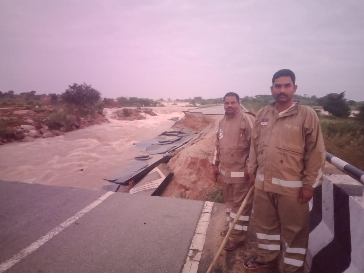 Aproximadamente um trecho de 400 metros da Rodovia Nacional 765 desabou perto do reservatório de Dindi após fortes chuvas em Telangana