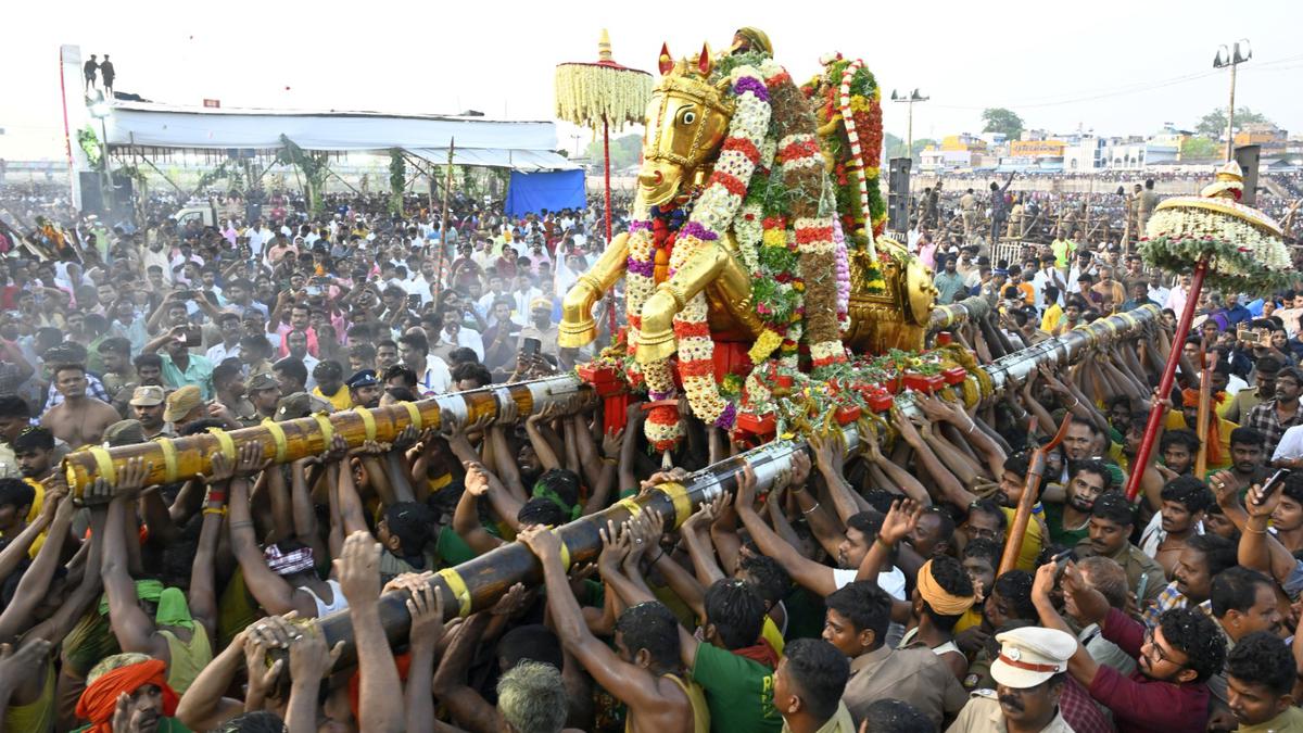 Chithirai festival | Sea of devotees gather at Madurai’s Vaigai river for glimpse of Lord Kallazhagar