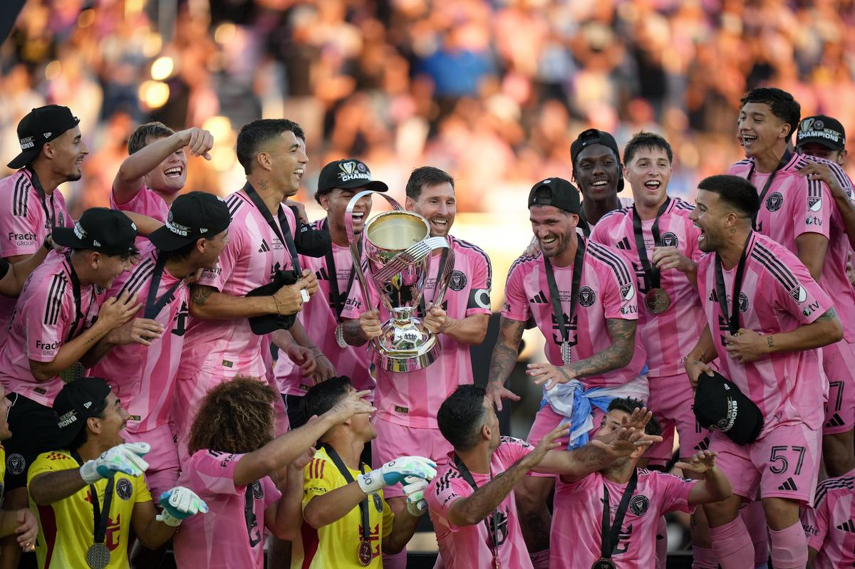 Lionel Messi, do Inter Miami, carrega o troféu para comemorar com seus companheiros após derrotar o Vancouver Whitecaps durante a final da MLS Cup, em Fort Lauderdale, em 6 de dezembro de 2025 Lionel Messi, do Inter Miami, carrega o troféu para comemorar com seus companheiros após derrotar o Vancouver Whitecaps durante a final da MLS Cup, em Fort Lauderdale, em 6 de dezembro de 2025