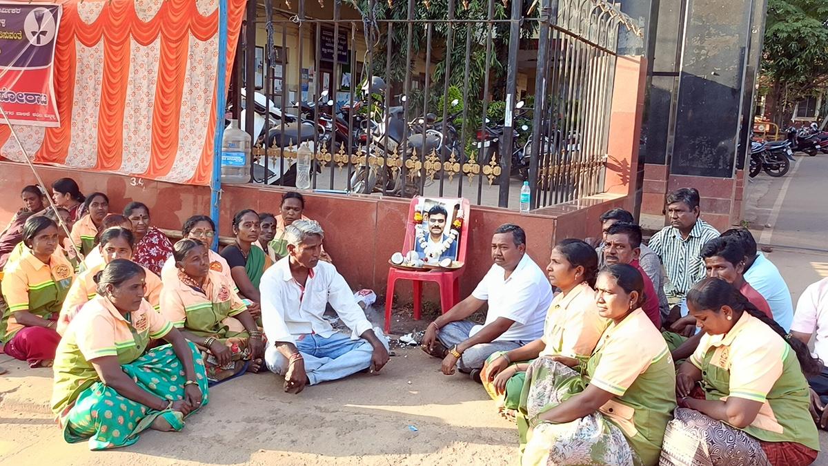 Pourakarmikas organise mock funeral ritual of municipal commissioner in Hubballi