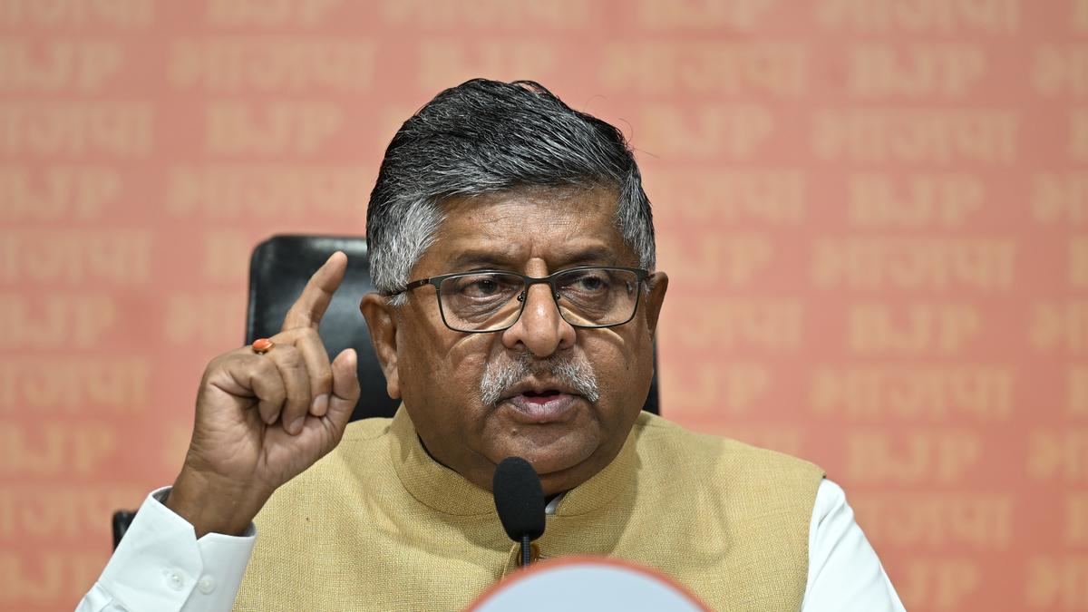 BJP MP Ravi Shankar Prasad speaks to top police officers over increasing crime in Patna