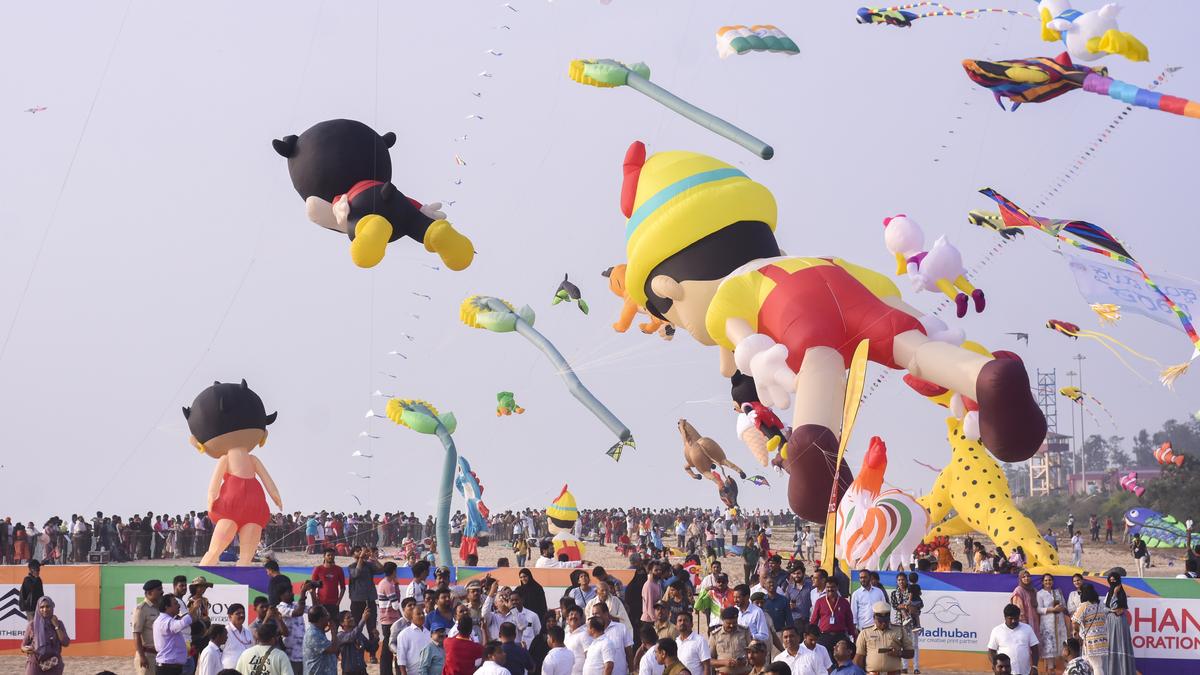 Variety of kites adorn the sky at Tannirbhavi beach as Mangaluru International Kite Festival begins