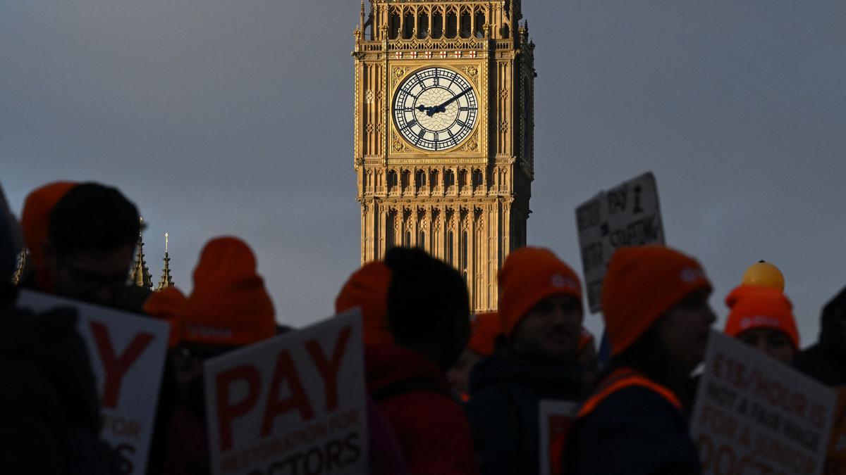 Une grève record des médecins exerce une pression sur le service de santé anglais