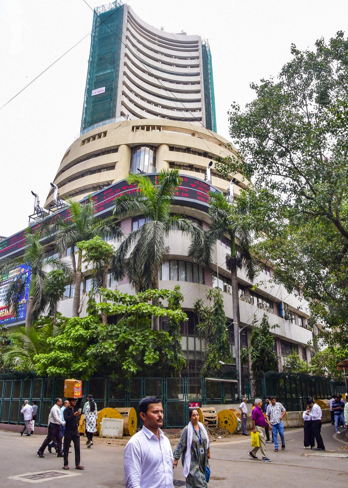 thehindu.com - Pti - Sensex, Nifty tumble nearly 1% on selling in IT, auto stocks
