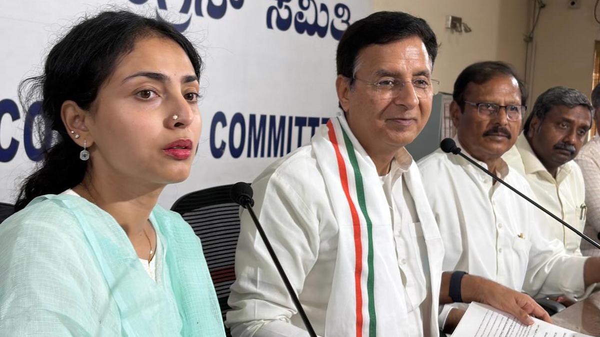 Karnataka bypolls: Congress, BJP trade charges to sway voters Karnataka bypolls: Congress, BJP trade charges to sway voters