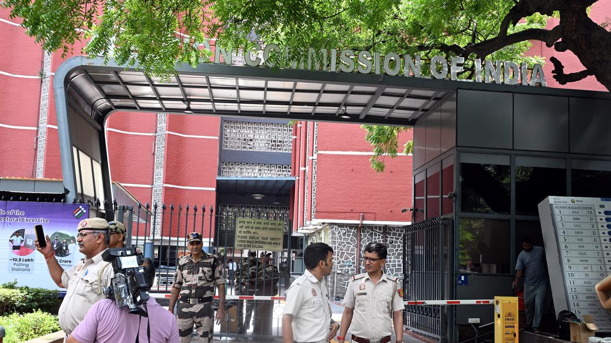 https://th-i.thgim.com/public/incoming/yh3n2e/article70064719.ece/alternates/LANDSCAPE_1200/ELECTION%20COMMISSION%20%20DELHI%202025_13_08_7.jpg