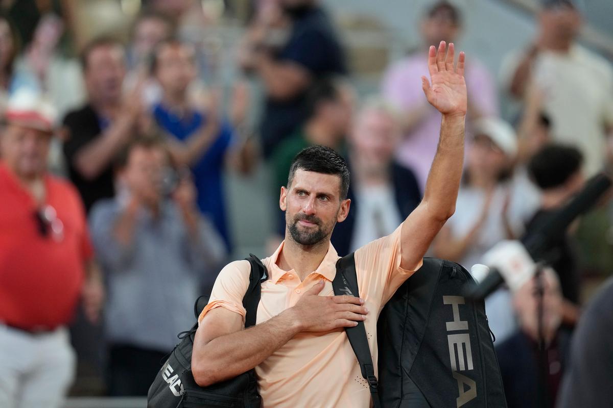 Novak Djokovic de Serbia reacciona saliendo de la cancha Novak Djokovic de Serbia reacciona saliendo de la cancha