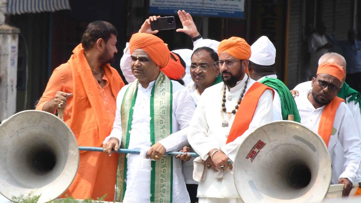Fakira Dingaleshwar Swami files his nomination papers in Dharwad