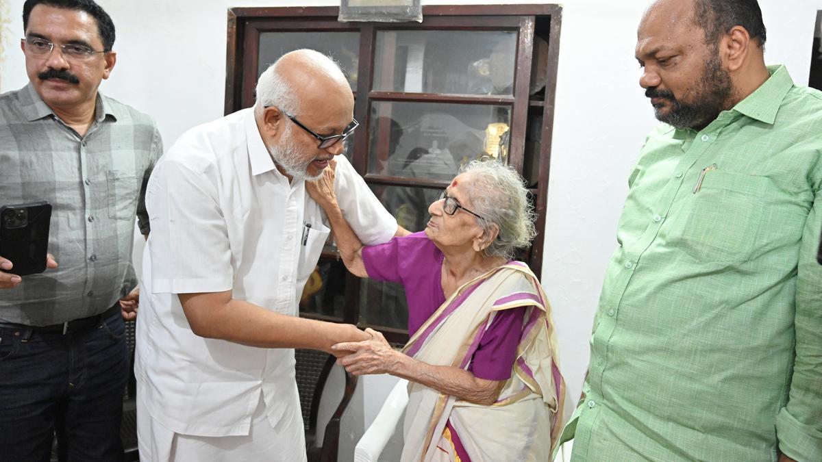 Kadammanitta Foundation award presented to M. Leelavathy