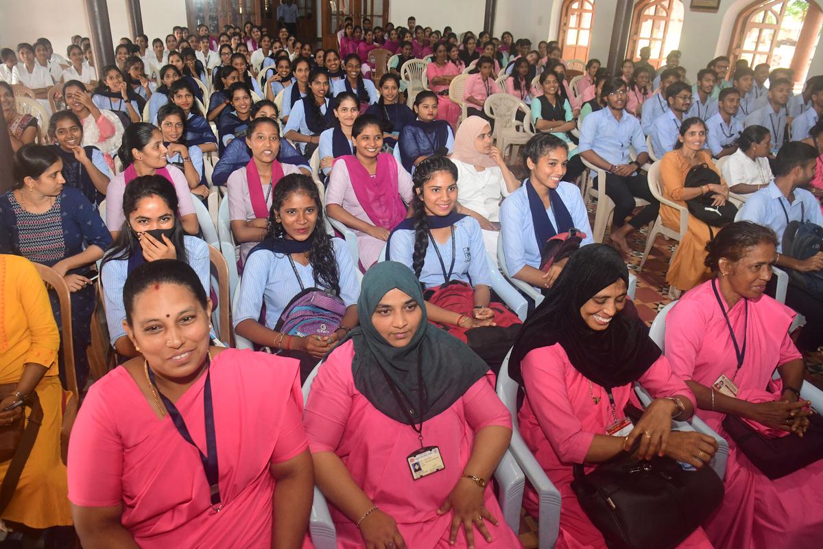Des étudiants et des agents de santé lors de la célébration de la Journée mondiale de la population au Collège universitaire de Mangaluru mardi. 