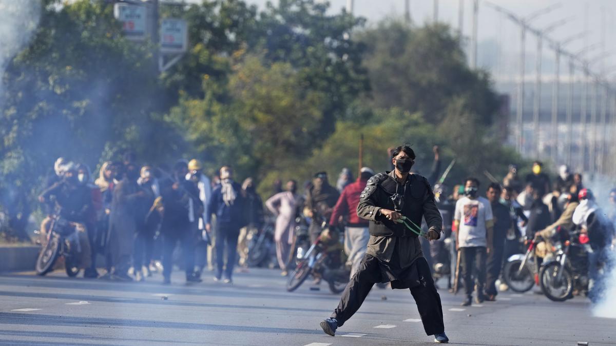 Imran Khan supporters violate Islamabad lockdown, six killed in violence