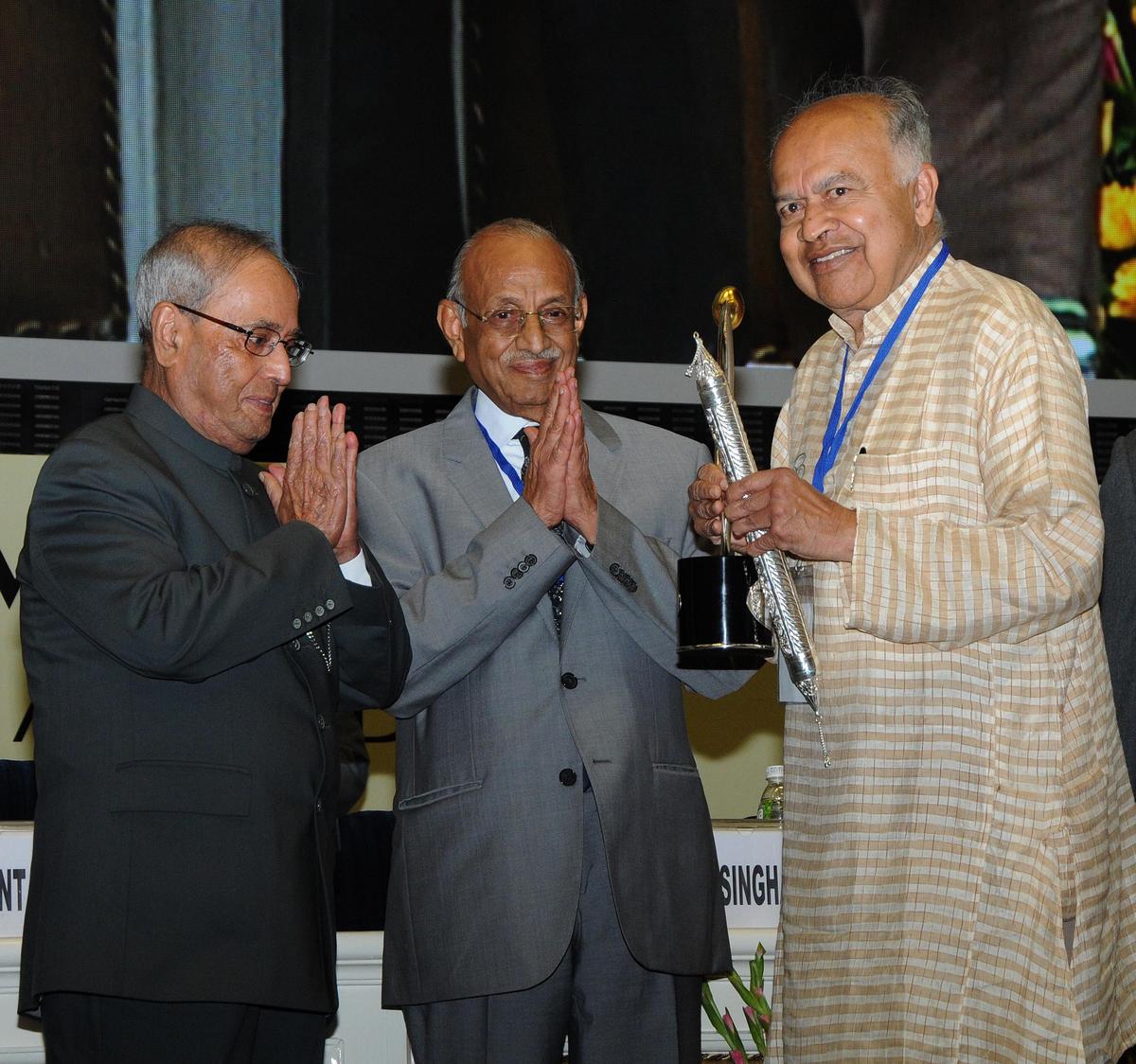 Pranab Mukherjee 회장은 Lakshipat Singhania-IIM, Lucknow National Leadership Award를 Jayant Visnu Narlikar에게 발표했습니다. 사진 파일 Pranab Mukherjee 회장은 Lakshipat Singhania-IIM, Lucknow National Leadership Award를 Jayant Visnu Narlikar에게 발표했습니다. 사진 파일