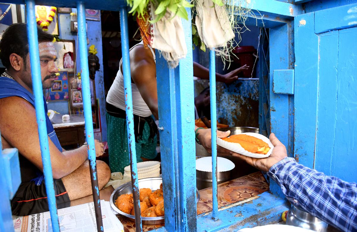 The shop is open from 7.40am to 10.45am, and sells pongal, poori, idli and vada. In the evenings, from 4.45pm onwards, there is a range of bajjis on offer.