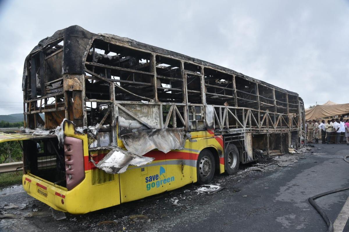 कुरनूल भीषण सड़क हादसा: बस ने बाइक को 300 मीटर तक घसीटा, 25 से अधिक की जलकर मौत, सदमे में परिजन