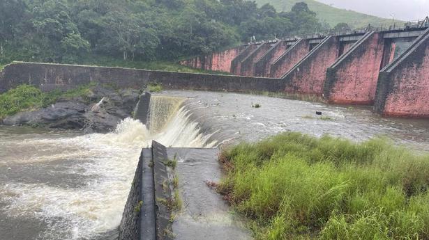 Shutters of Mullaperiyar dam opened as water level reaches 137.50 feet