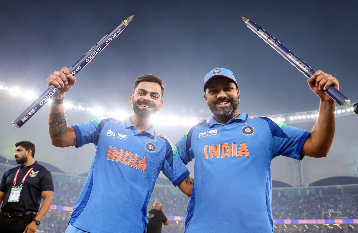 Rohit Sharma dan Virat Kohli merayakan kemenangan tim di final ICC Champions Trophy 2025 melawan Selandia Baru, di Stadion Kriket Internasional Dubai pada hari Minggu. Rohit Sharma dan Virat Kohli merayakan kemenangan tim di final ICC Champions Trophy 2025 melawan Selandia Baru, di Stadion Kriket Internasional Dubai pada hari Minggu.