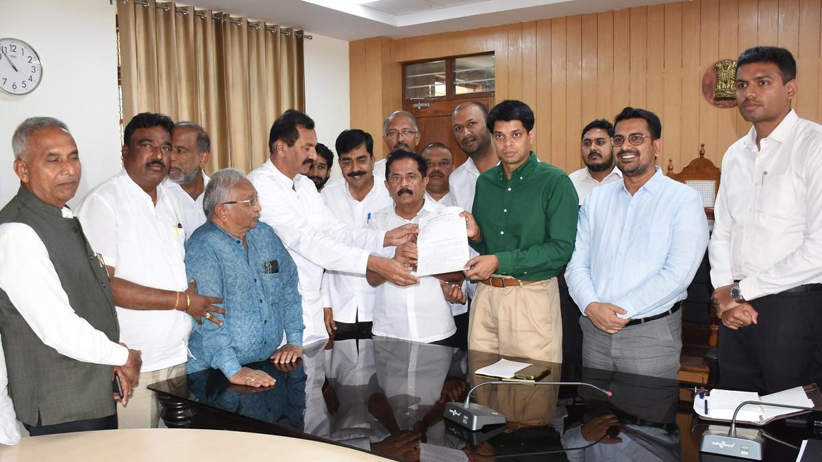 Congress delegation urges Karnataka CM to allocate ₹1,000 crore in first phase for Greater Mysuru City Corporation