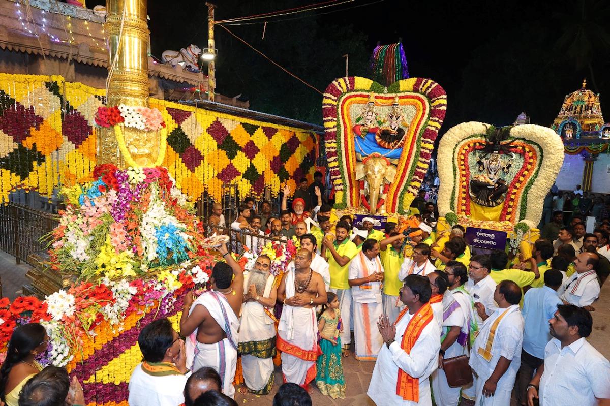 Andhra Pradesh Goddess Bhramarambha appears in ‘Kalaratri alankarana