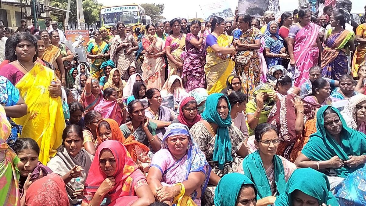 Mudalipalayam residents arrested during road-blockade to prevent garbage dumping in abandoned quarry