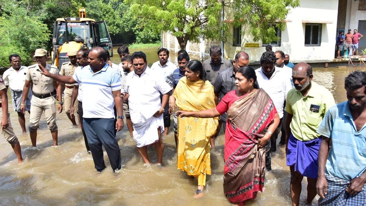 Kanimozhi inspects flood-affected areas in Thoothukudi