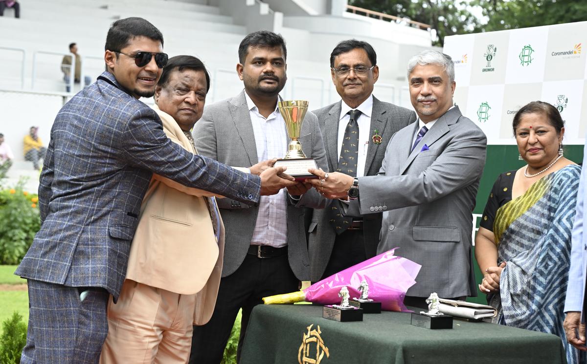 Madhab Adhikari of Coromandel Intl. Ltd. right, presenting the winner’s trophy to Gachchhatu’s owners Karan Sundarji, Ramesh Kumar Varma, and Vara Prasad Reddy. Madhab Adhikari of Coromandel Intl. Ltd. right, presenting the winner’s trophy to Gachchhatu’s owners Karan Sundarji, Ramesh Kumar Varma, and Vara Prasad Reddy.