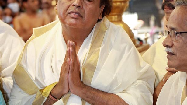 Mukesh Ambani offers prayers at Guruvayur temple 