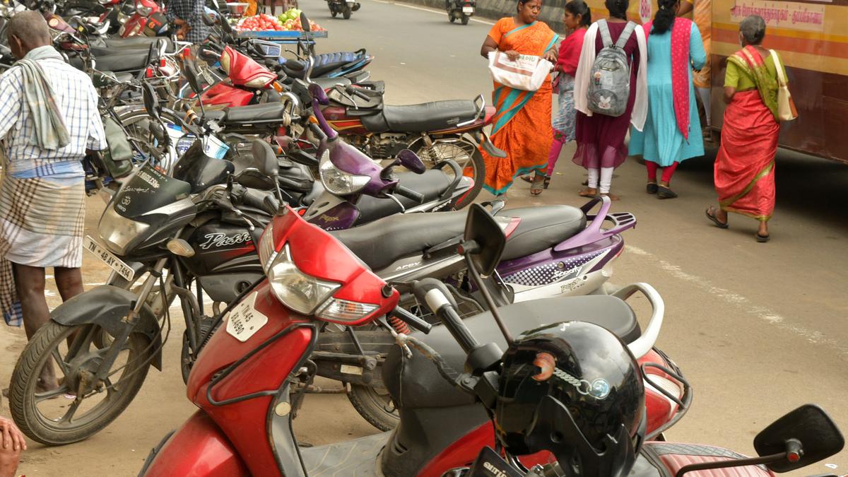 Haphazard parking of vehicles adds to traffic woes in Tiruchi