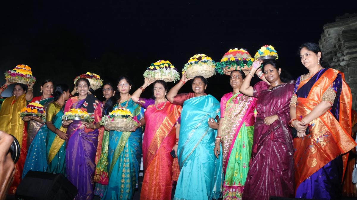 Bathukamma festivities commence with pomp and gaiety in Warangal