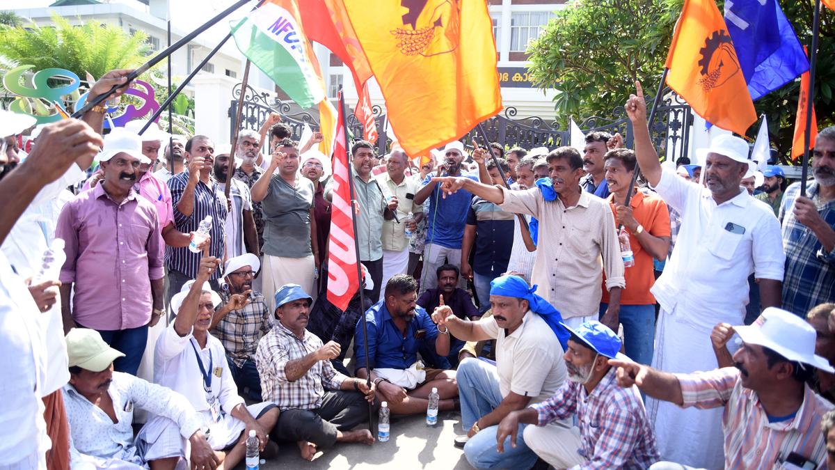 Traders picket Corporation office over shifting of Palayam market