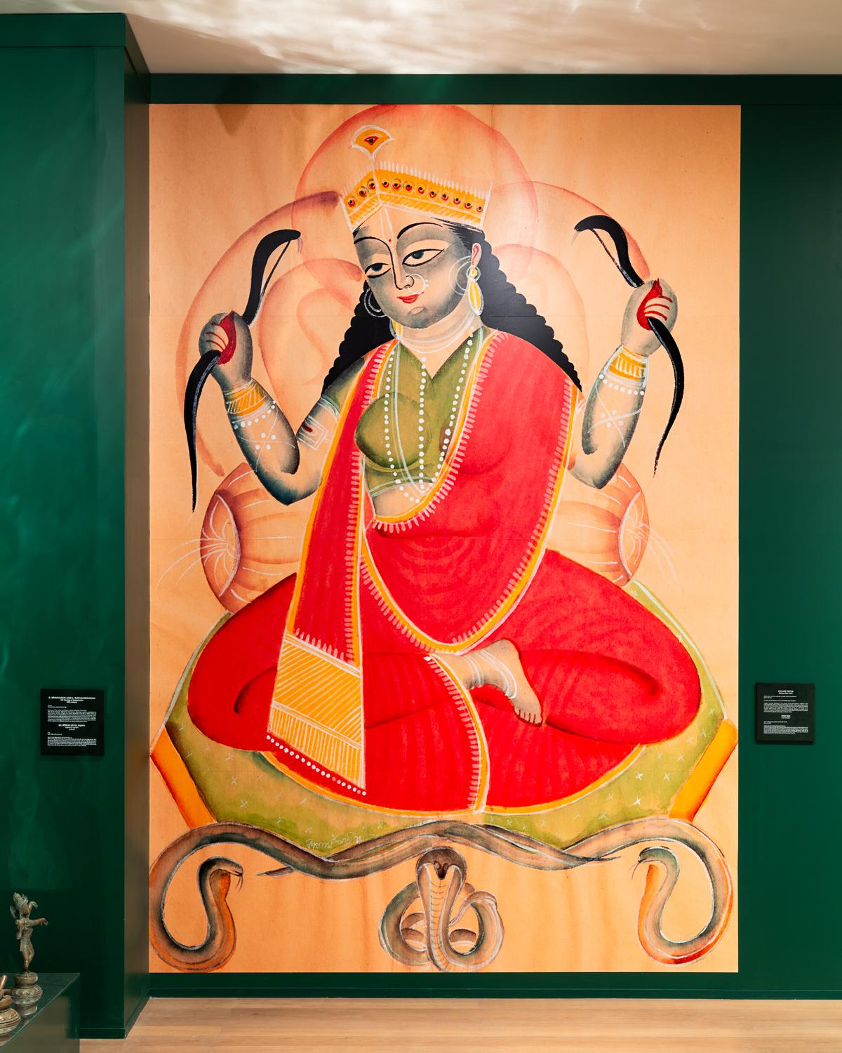 सुरक्षात्मक देवी मानसा, पूर्वी भारत के जंगलों के घने मैंग्रोव में सर्पदंश के खतरों के खिलाफ अभिभावक देवता, कलाकार कलाम पेटुआ द्वारा बड़े प्रारूप कालिघाट शैली में निष्पादित किए गए। सुरक्षात्मक देवी मानसा, पूर्वी भारत के जंगलों के घने मैंग्रोव में सर्पदंश के खतरों के खिलाफ अभिभावक देवता, कलाकार कलाम पेटुआ द्वारा बड़े प्रारूप कालिघाट शैली में निष्पादित किए गए।