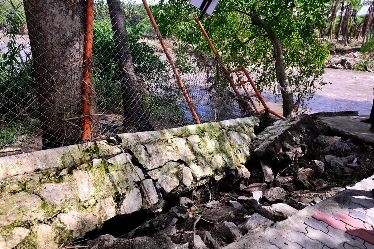 The parapet wall near Mullaperiyar river that was damaged by the floods at Anjaneya Nagar in PC Patti near Theni.